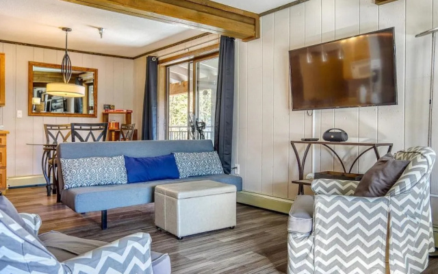 Geothermally Heated Outdoor Pool and Scenic Deck - Cozy Studio Retreat