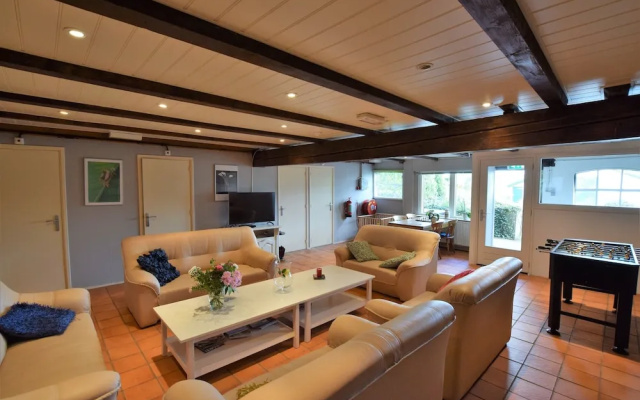 Quaint Farmhouse near River in Oosterwijk