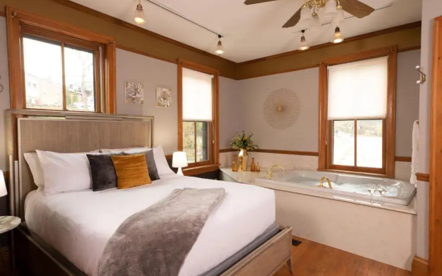 Renaissance Riverboat Suites And Rooms