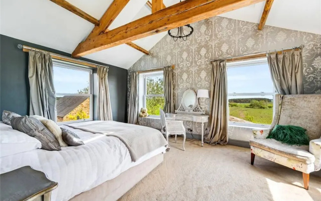 Meagill Farmhouse-hot tub Country