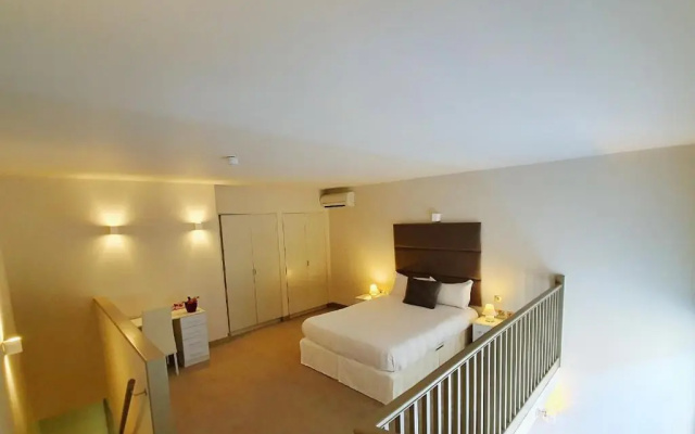 Arch hotel