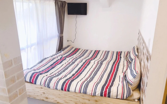 BOND - Hostel