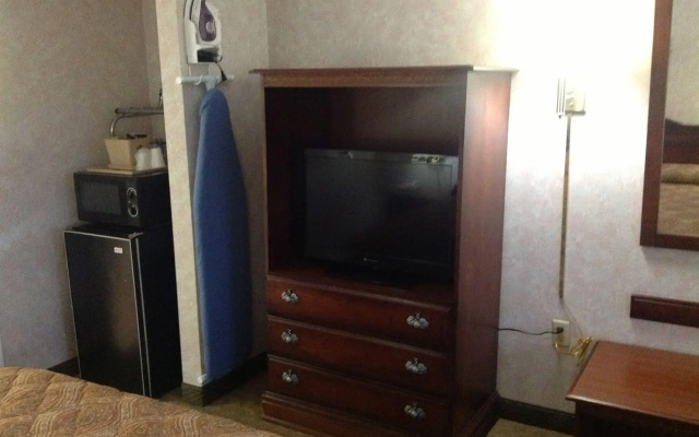 Colonial Inn & Suites /Airport/Graceland