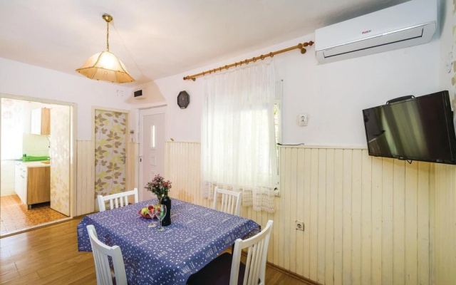 Nice Apartment in Gornji Karin With 2 Bedrooms and Wifi