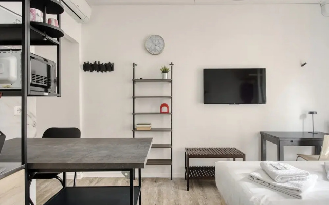 JOIVY Elegant Double Studios near Subway Station