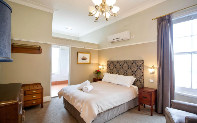 Alexandra Hotel