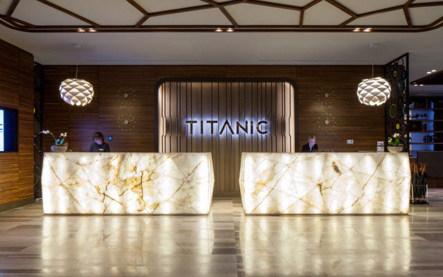 Отель TITANIC Chaussee Berlin интерьер отеля
