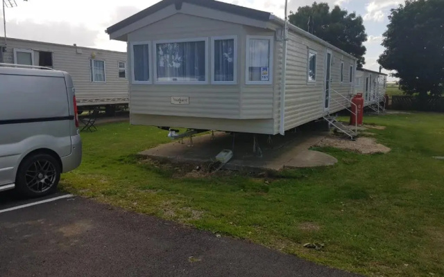Lodge - Sleeps 8 - Parking, Wifi,