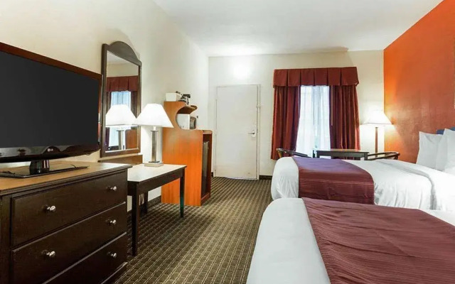Quality Inn & Suites At Six Flags