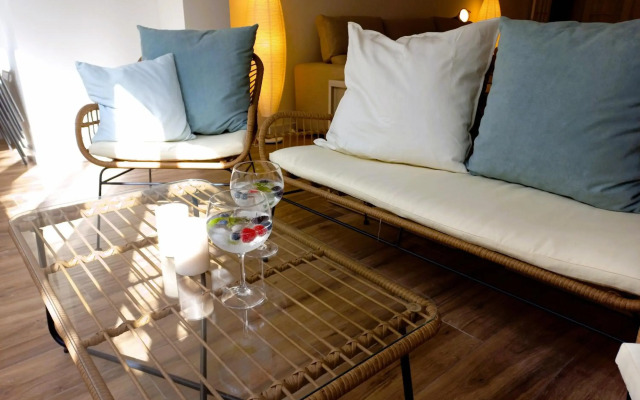 white pearl apartment central confy spacious