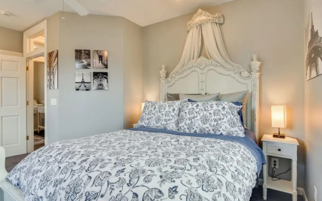 2 Mi to Bay Park: Milwaukie Getaway on 1 Acre!