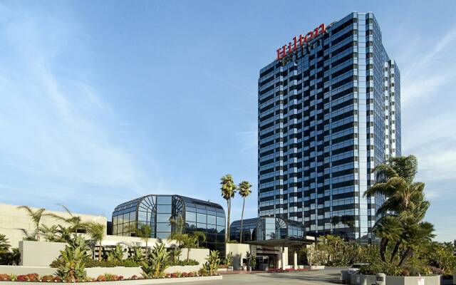 Отель Hilton Universal City Лос-Анджелес вид на фасад