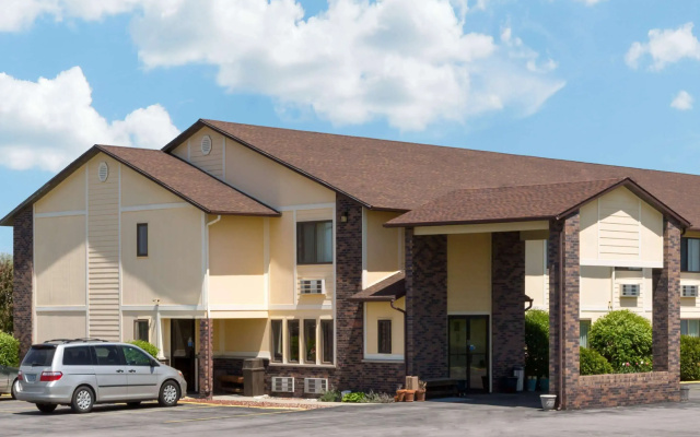 Super 8 by Wyndham Perry IA