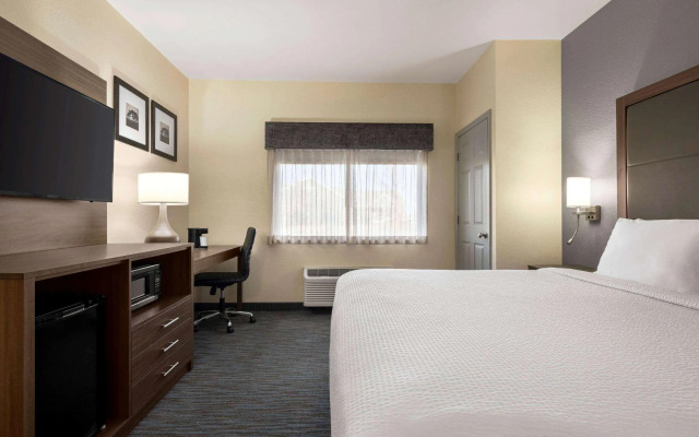 Best Western Plus Paper Valley Hotel