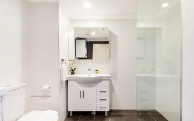 Surry Hills Fully Self Contained Modern 1 Bed Apartment (1012ELZ)