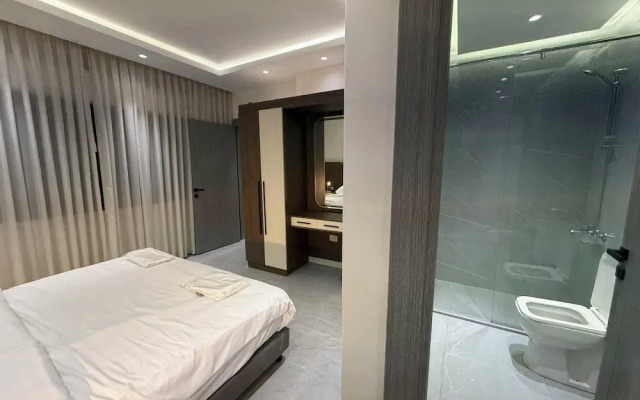002 JRE Apartment With Stunning Boulevard Veiw