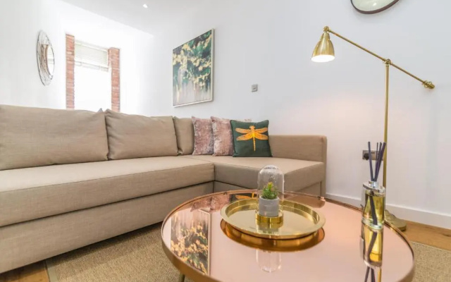 Houndsgate Court ♥ Very Central & Quiet Apartment ♥