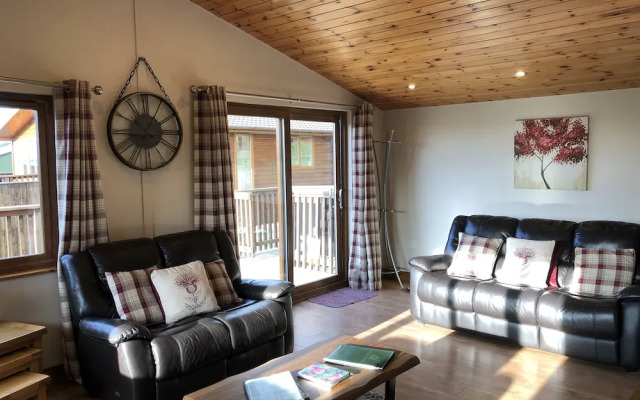 Kingfisher Lodge With Hot Tub Near Cupar, Fife