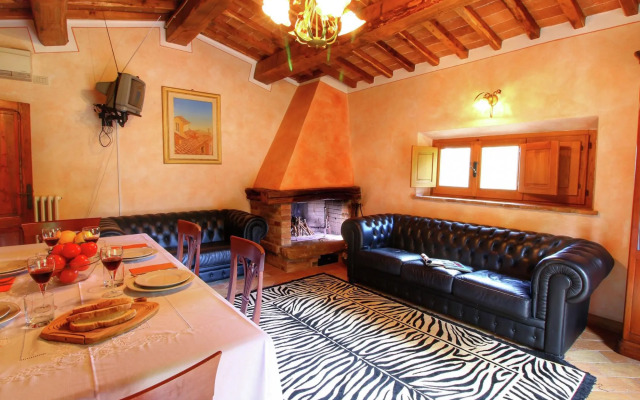 Rustic Villa with Private Pool near Montepulciano