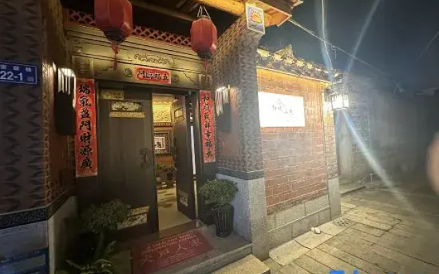 Red Brick Courtyard Homestay