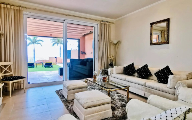 Villa mit Meerblick und Pool direkt am Golfplatz von Adeje