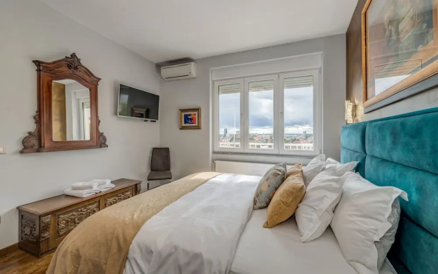 Grand Square Suite - Tale Of The City