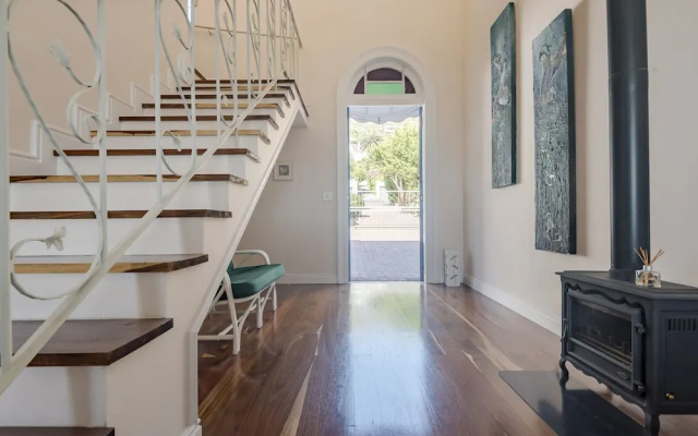 Sunny Cove Manor