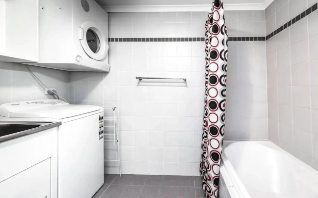Two bedroom Apt next to Perth CBD with Parking.