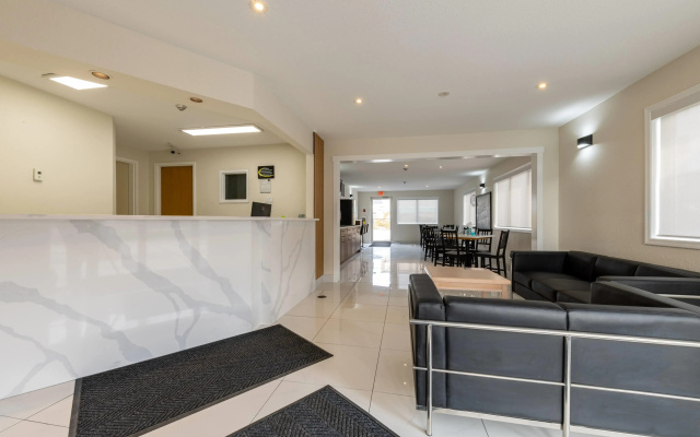 Super 8 By Wyndham Golden