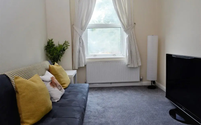 Lovely 4-Bedroom Home in Woodcote Fold