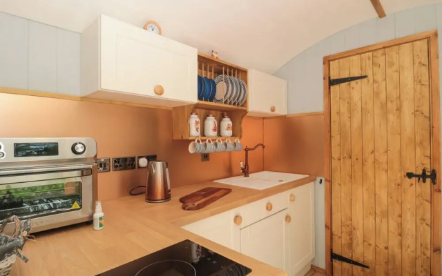 The Foxes Den Shepherds Hut