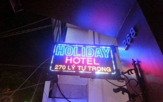 Holiday Hotel вид на фасад
