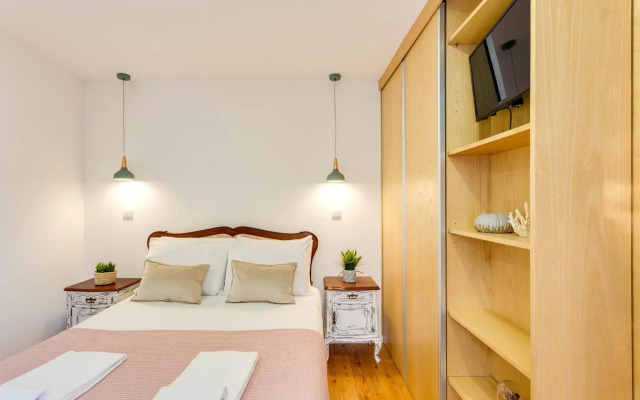 Riverside 2 Bedroom Apartment by DA'HOME