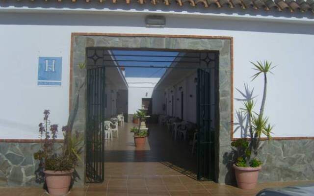 Отель Hostal El Canario Испания, Кониль-де-ла-Фронтера - отзывы, цены и фото номеров - забронировать отель Hostal El Canario онлайн вид на фасад