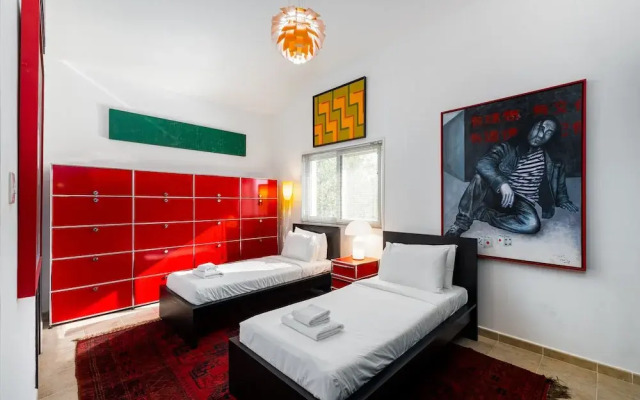 Artsy 4BR DIP Villa w Community Pool Gym