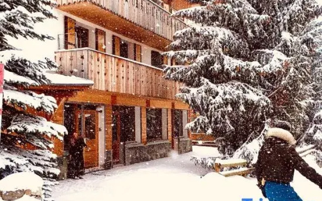 Alpe 1850  one- 8P-50 m from a lift- centre