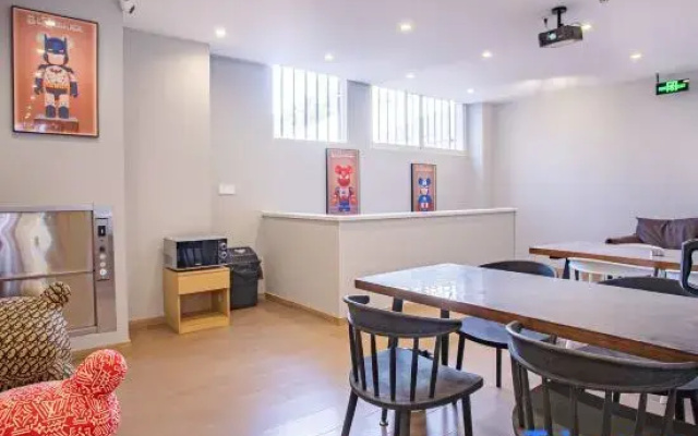 Buyan Chengxi Board-and-Card Youth Hostel Hotel