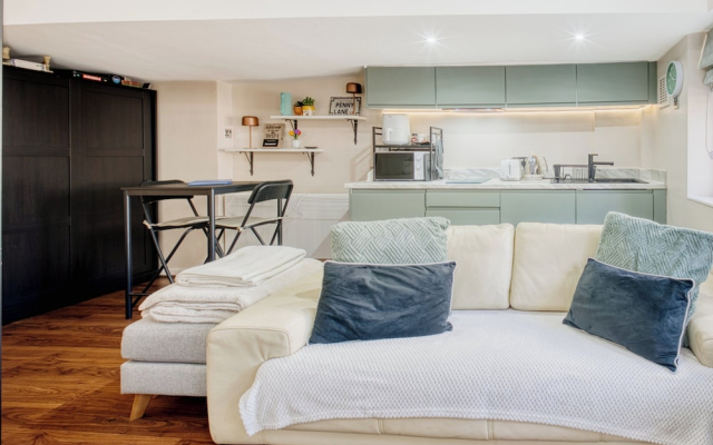 Tranquil Studio - Sleeps 2 & Private Parking