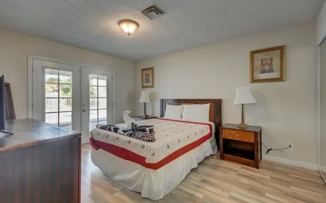 Luxurious 4BR House with Large Pool Near Strip