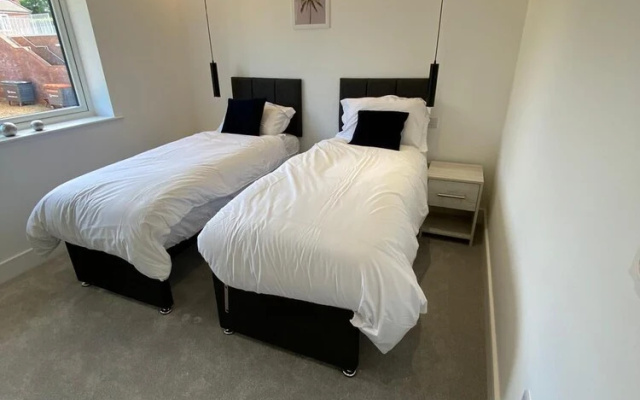 Lovely 2 Bedroom Flat with Parking