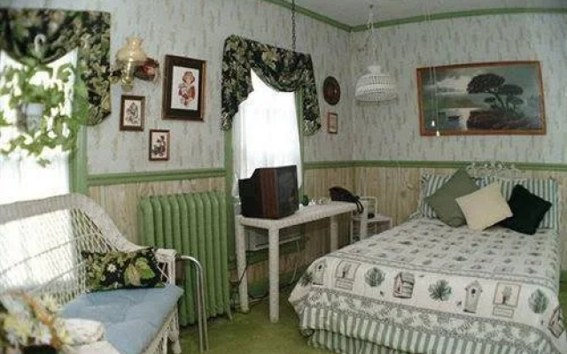 Gelinas Manor Victorian Bed & Breakfast
