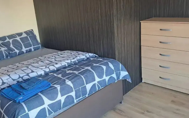 Room-charming Leicester Guest Room With