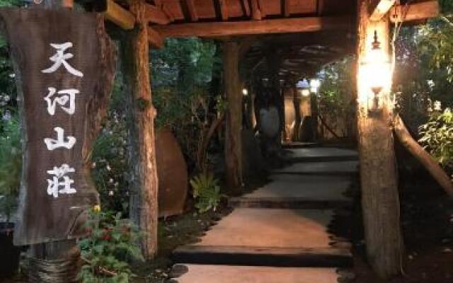 Отель Tobise Onsen Tenga Sanso Минамиогуни вид на фасад