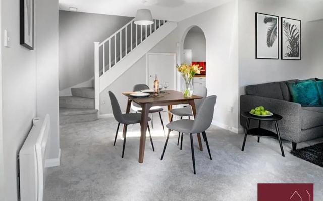 Wokingham - 2 Bed Stylish House, Central - Parking