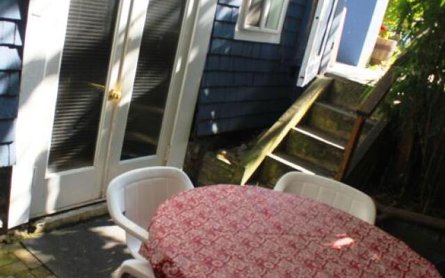 Отель Maple Beach B&B Канада, Ванкувер - отзывы, цены и фото номеров - забронировать отель Maple Beach B&B онлайн вид на фасад