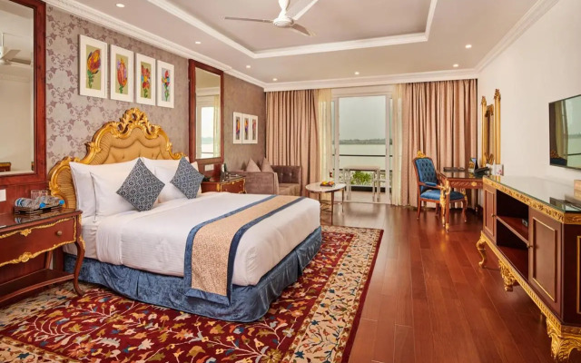 MAYFAIR Lake Resort