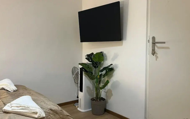 Private Room for Long Term Near Rennweg