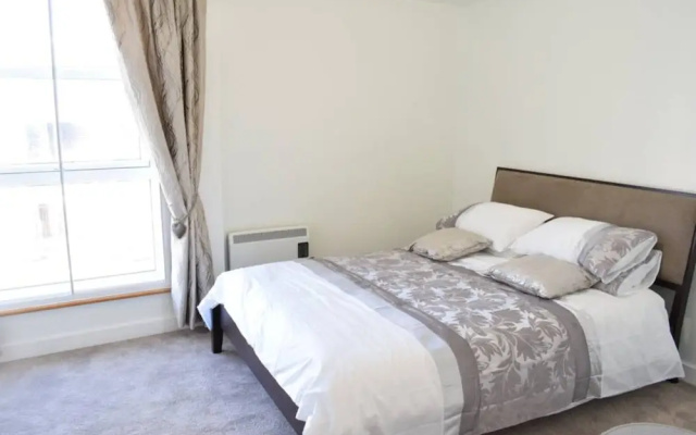 Stunning 2 Bedroom Riverside Flat in Canary Wharf
