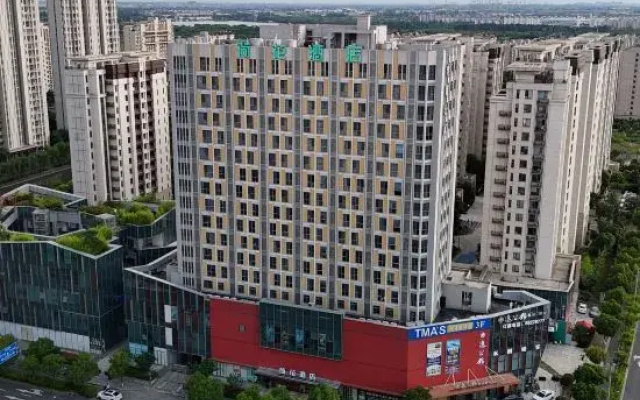 Lotus Hotel（Wanda Mall at Dianshan Lake Avenue Metro Station）