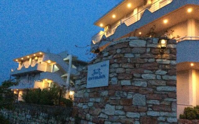 Two Mermaids Hotel вид на фасад
